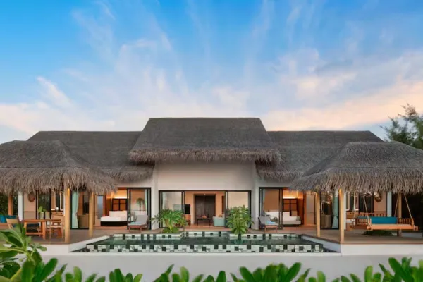 Aura Pool Bar & Cocktail Lab