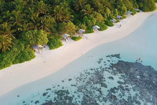 Thinadhoo Beach