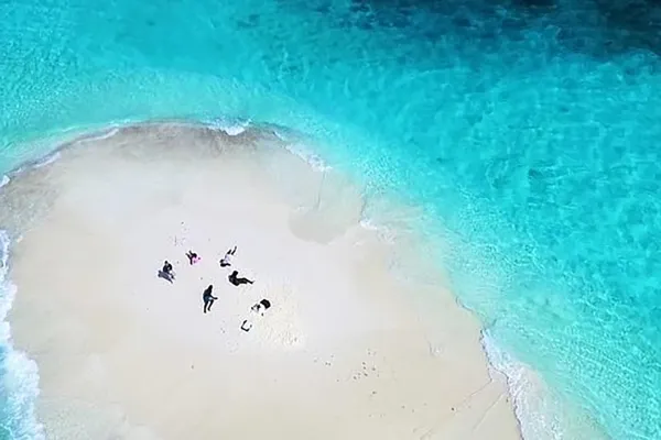 Dhiffushi Sandbank