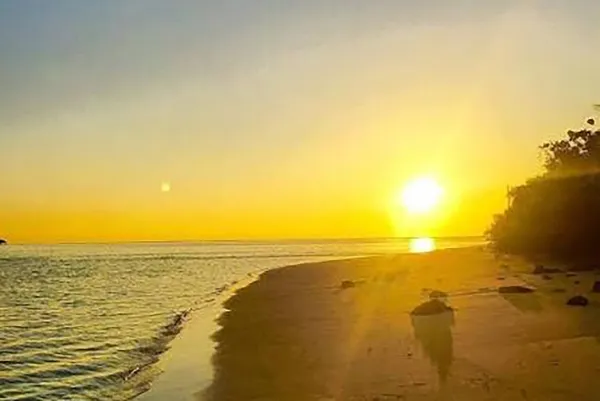Dhiffushi Sunrise & Sunset Beaches